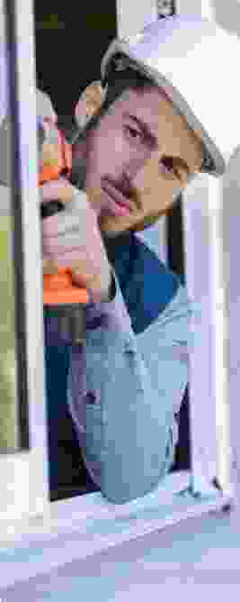 i03